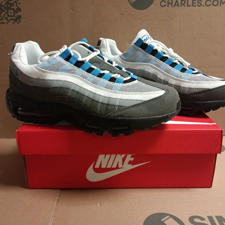 BOXED PAIR OF NIKE AIR MAX TRAINERS IN WHITE/GREY/BLUE SIZE UK 9
