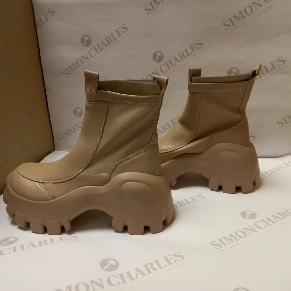 DESIGNER KOI VEGAN RAVEN SCARS BUBBLE CHELSEA BOOTS SIZE 6