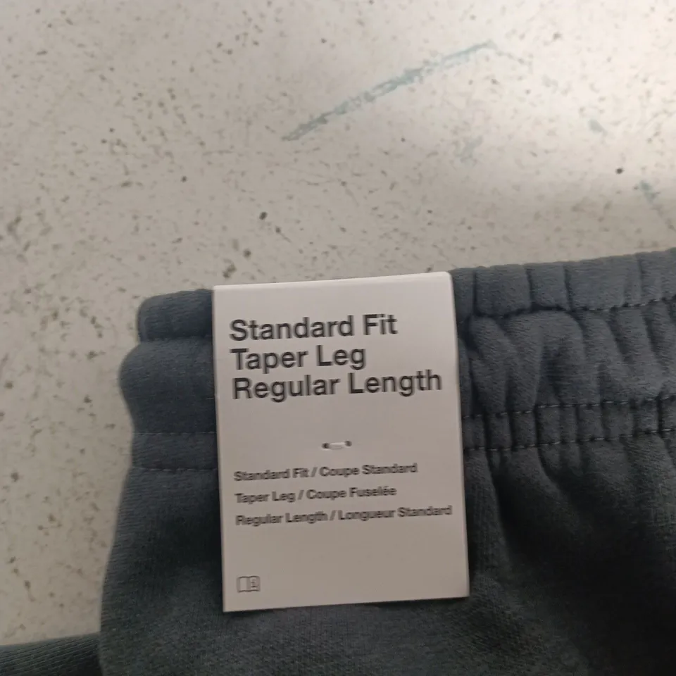 NIKE JOGGERS – STANDARD FIT, TAPER LEG, REGULAR LENGTH – SIZE M – BLACK/DARK GREY
