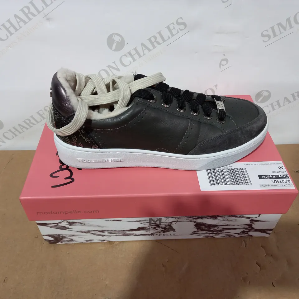 BOXED PAIR OF MODA IN PELLE TRAINERS- SIZE 38