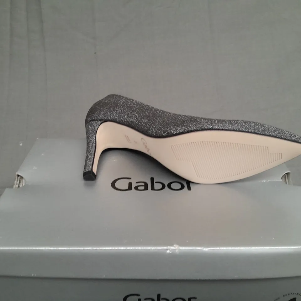 BOXED PAIR OF GABOR DANE HEEL IN SILVER GLITTER SIZE 5