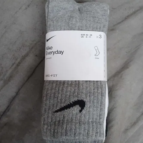 NIKE EVERYDAY LIGHTWEIGHT CREW SOCKS IN GREY (UK 8-11) - 3 PAIRS