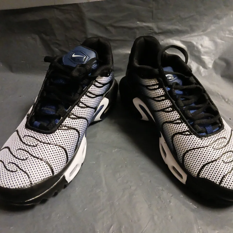 PAIR OF NIKE TN AIR SHOES IN WHITE/BLACK GRADIENT UK SIZE 6