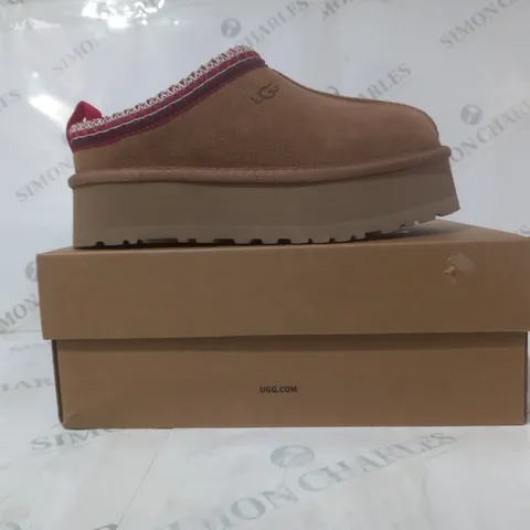 BOXED PAIR OF UGG WTAZZ SHOES IN CHESTNUT UK SIZE 5