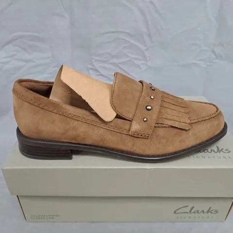 CLARKS HANA LOAFER WALNUT SUEDE – MEN'S SLIP-ON SHOES (UK 7 / EU 41, CLARKS SIGNATURE)