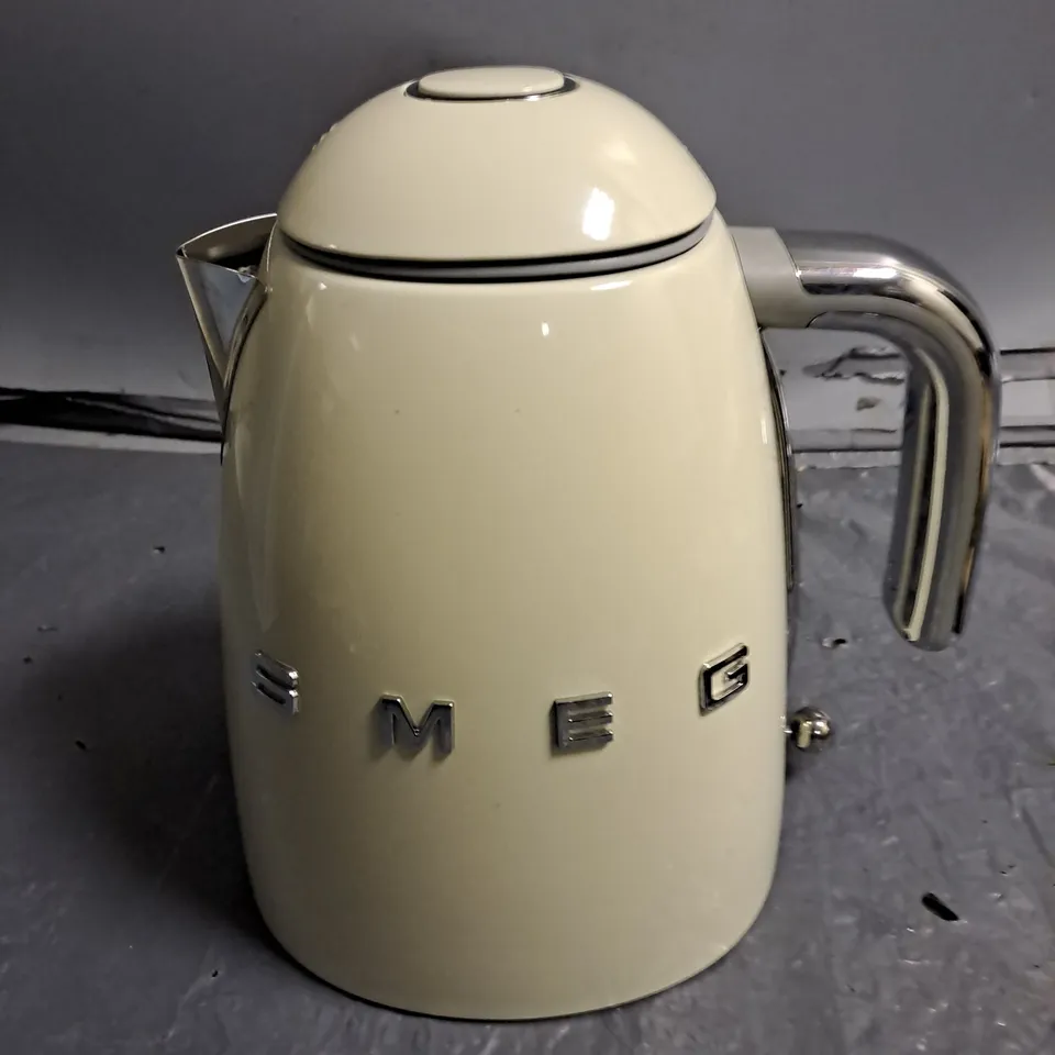 BOXED SMEG KETTLE IN CREAM