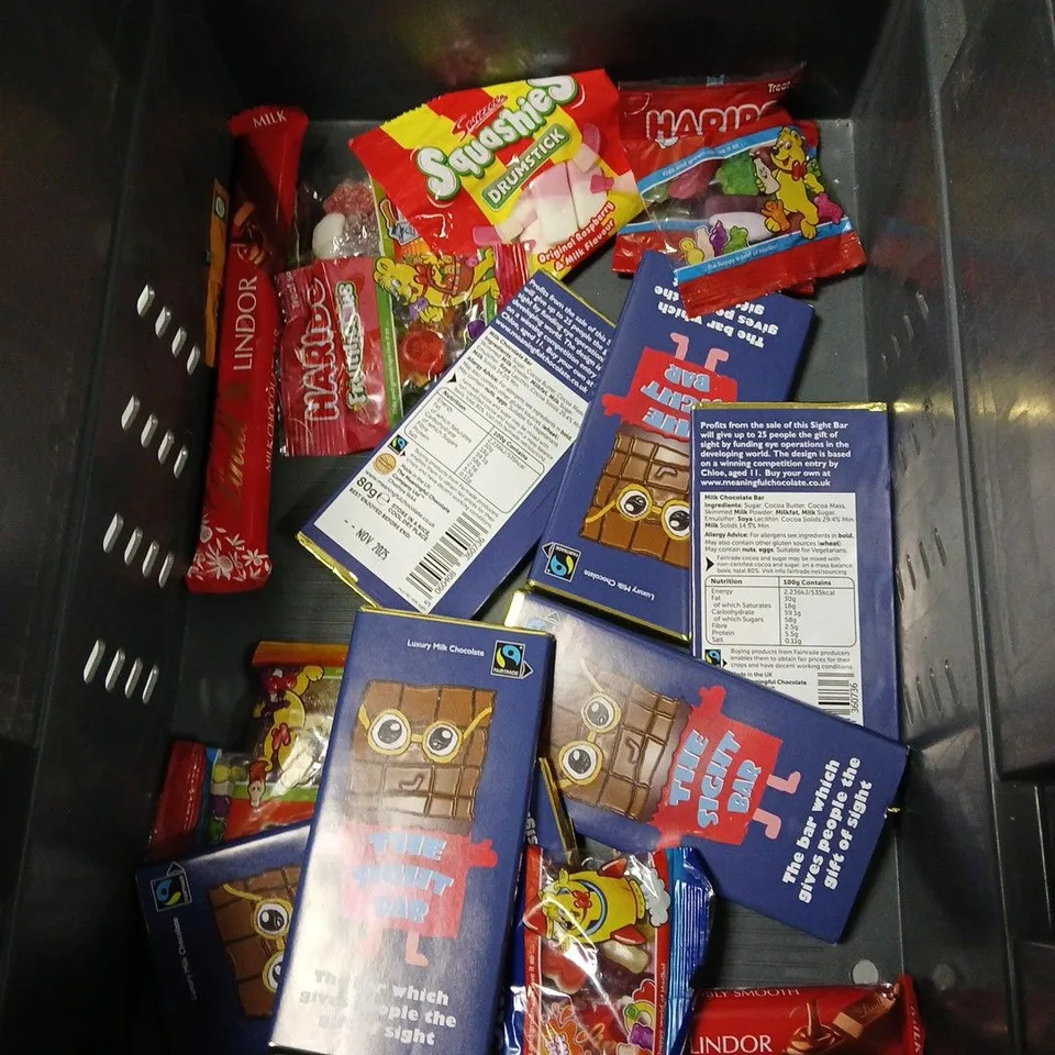 APPROXIMATELY 20 ASSORTED FOOD & DRINK ITEMS TO INCLUDE - MINI EGGS CHOCOLATE - CRAZY SOUR SKITTLES - LINDT CHOCOLATE - ETC