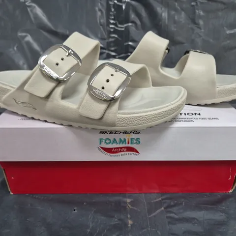 BOXED PAIR OF SKECHERS CALI BREEZE SANDALS IN OFF WHITE SIZE 6
