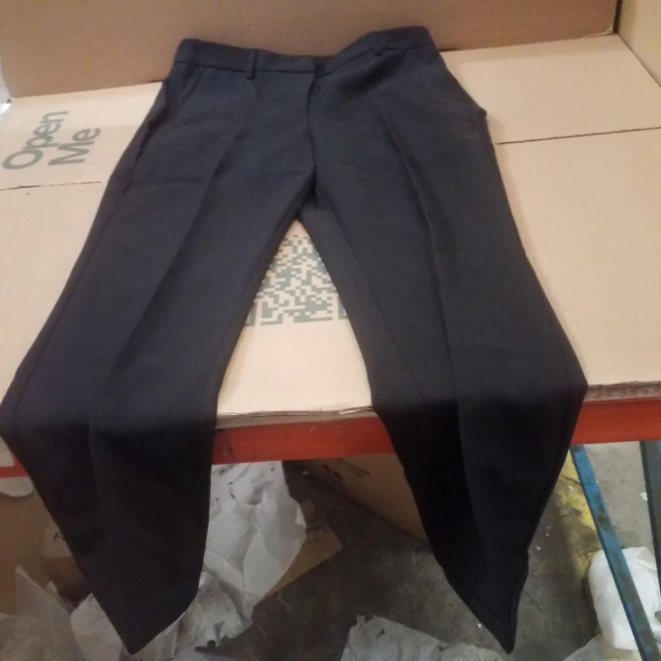 BOX CONTAINING APPROXIMATELY 22 BRAND NEW JD WILLIAMS BLACK TAPERED TROUSERS - 12L