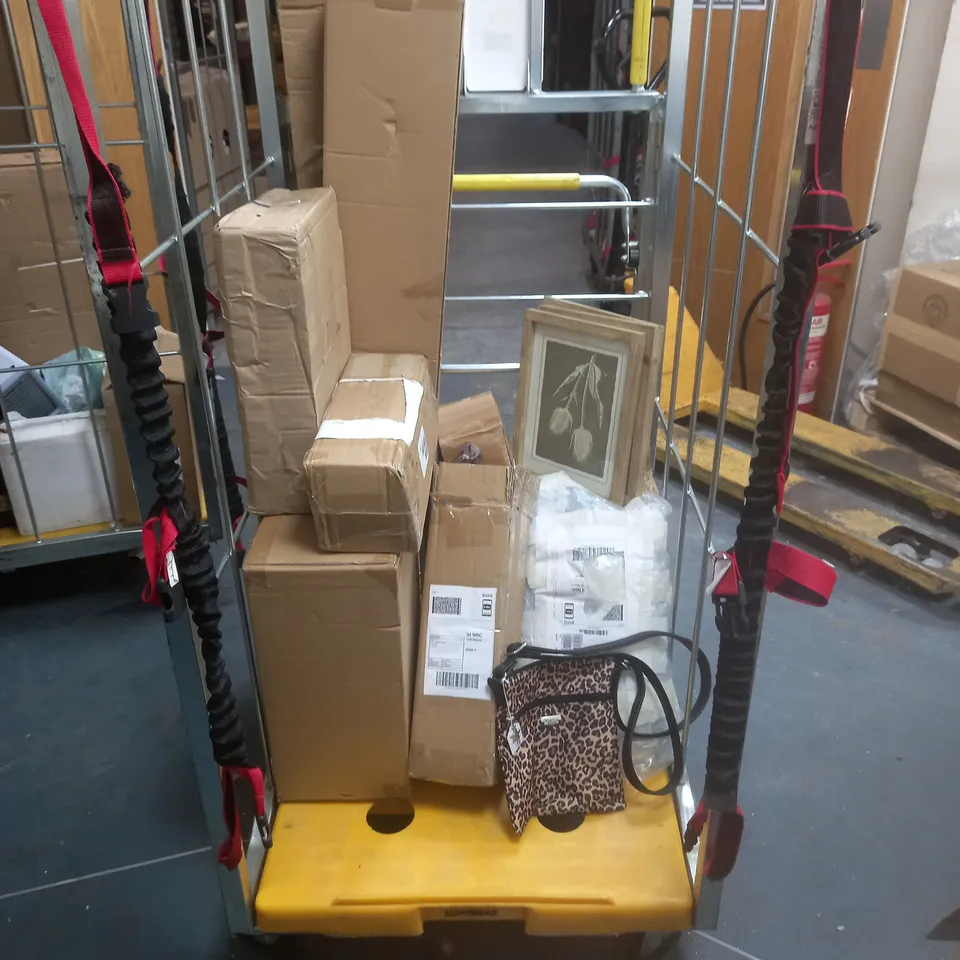 CAGE OF 10 ASSORTED HOMEWARE ITEMS TO INCLUDE SOLAR POWERED LIGHTS, BEDDING, AND CONTAINERS ETC. 