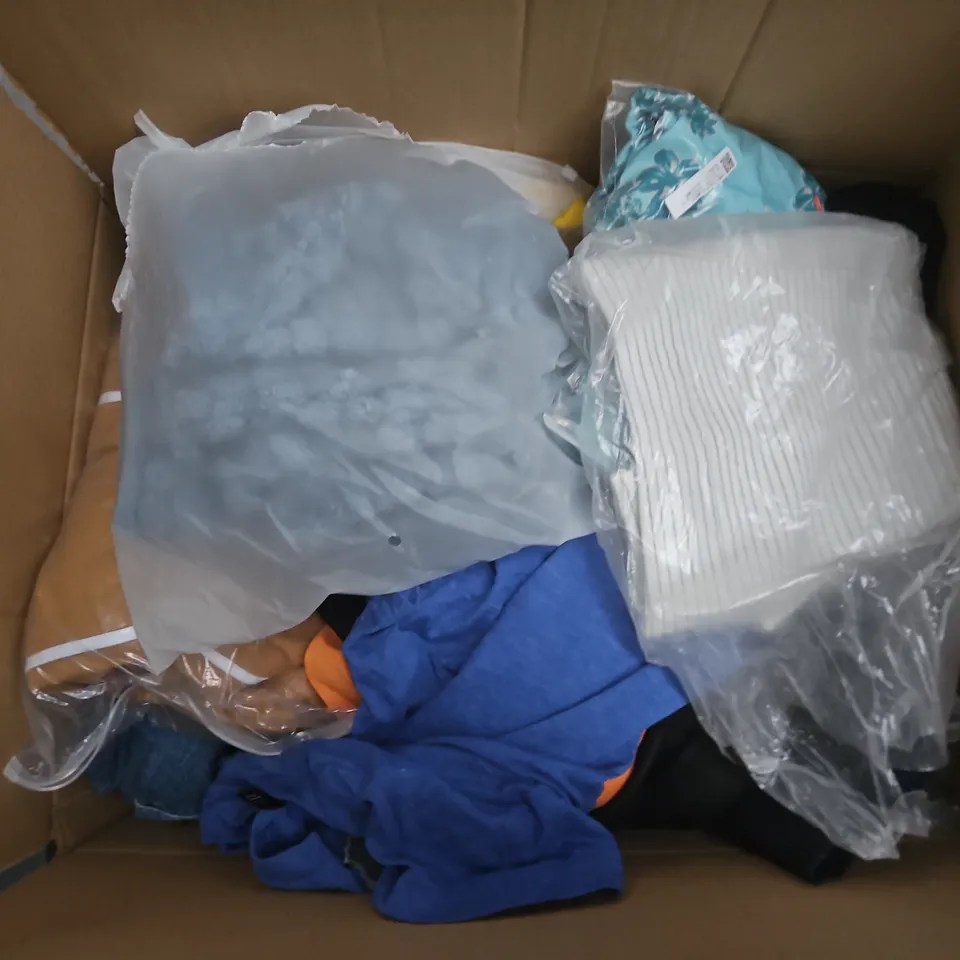 APPROXIMATELY 35 ASSORTED CLOTHING ITEMS IN VARIOUS SIZES, STYLES & COLOURS TO INCLUDE T-SHIRTS, TROUSERS, HOODIE, ETC - COLLECTION ONLY