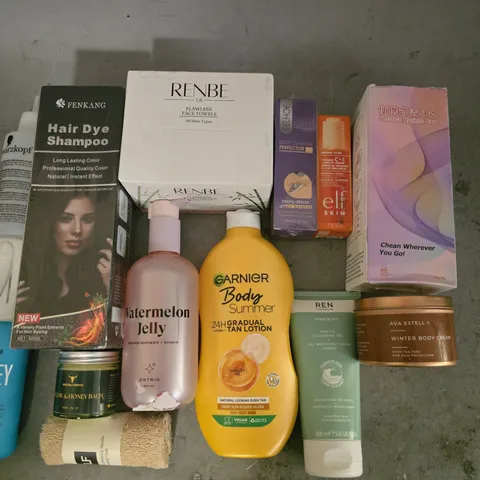 APPROXIMATELY 20 ASSORTED HEALTH & BEAUTY ITEMS TO INCLUDE RENBE FACE TOWELS, GARNIER TAN LOTION AND HAIR DYE SHAMPOO
