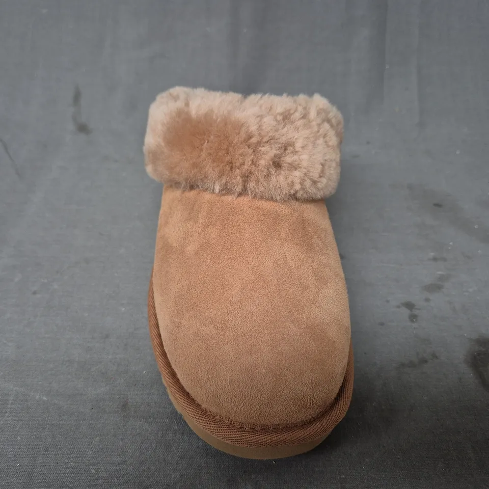 BOXED PAIR OF UGG WOMEN'S CLASSIC SLIPPER II IN CHESTNUT UK SIZE 4