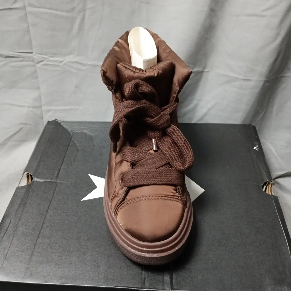CONVERSE BROWN HIGH-TOP BOOTS SIZE 7 BOXED
