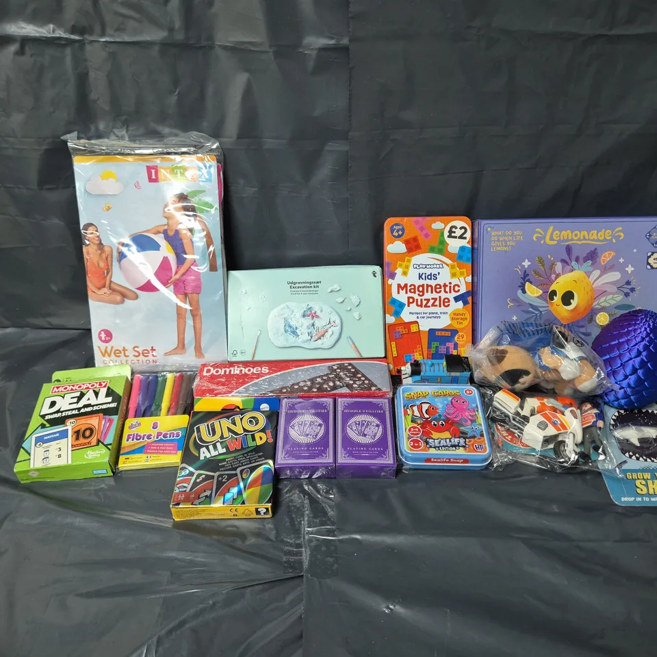 APPROXIMATELY 20 ASSORTED TOYS & GAMES TO INCLUDE UNO ALL WILD GAME, KIDS MAGNETIC PUZZLE, LEMONADE BOARD GAME, ETC