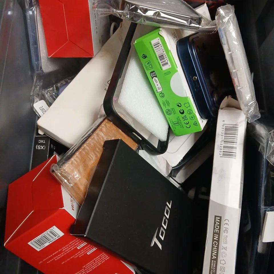 APPROXIMATELY 15 ASSORTED SMARTPHONE ACCESSORIES TO INCLUDE CHARGING CABLES, POWERBANKS, PHONE CASES ETC 