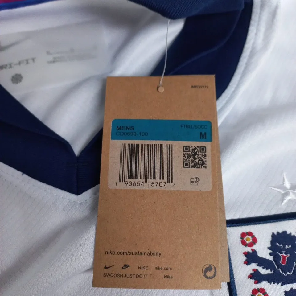 NIKE ENGLAND FOOTBALL SHIRT – MENS WHITE WITH NAVY COLLAR (M)