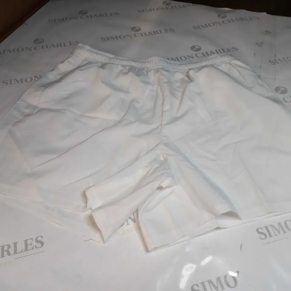 WHITE GYMSHARK SHORTS SIZE M