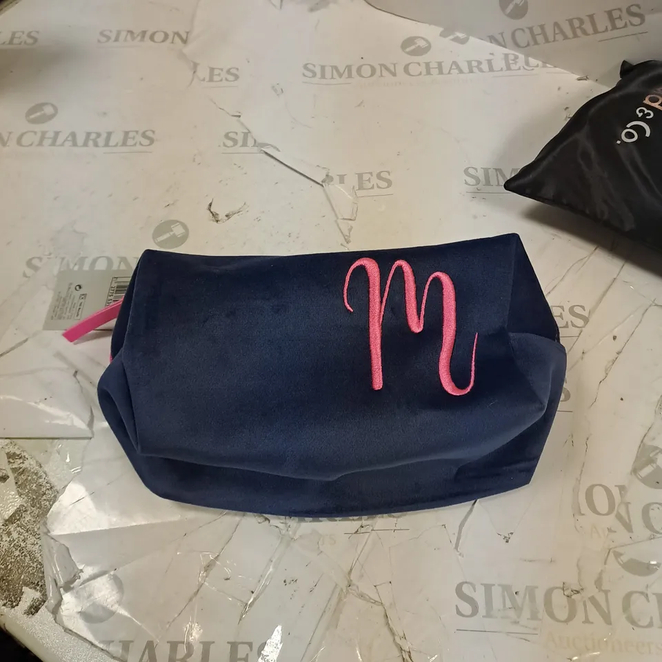 BOX OF 5 ASSORTED ITEMS TO INCLUDE MAKE UP BAG, MAKE BRUSHES ETC 