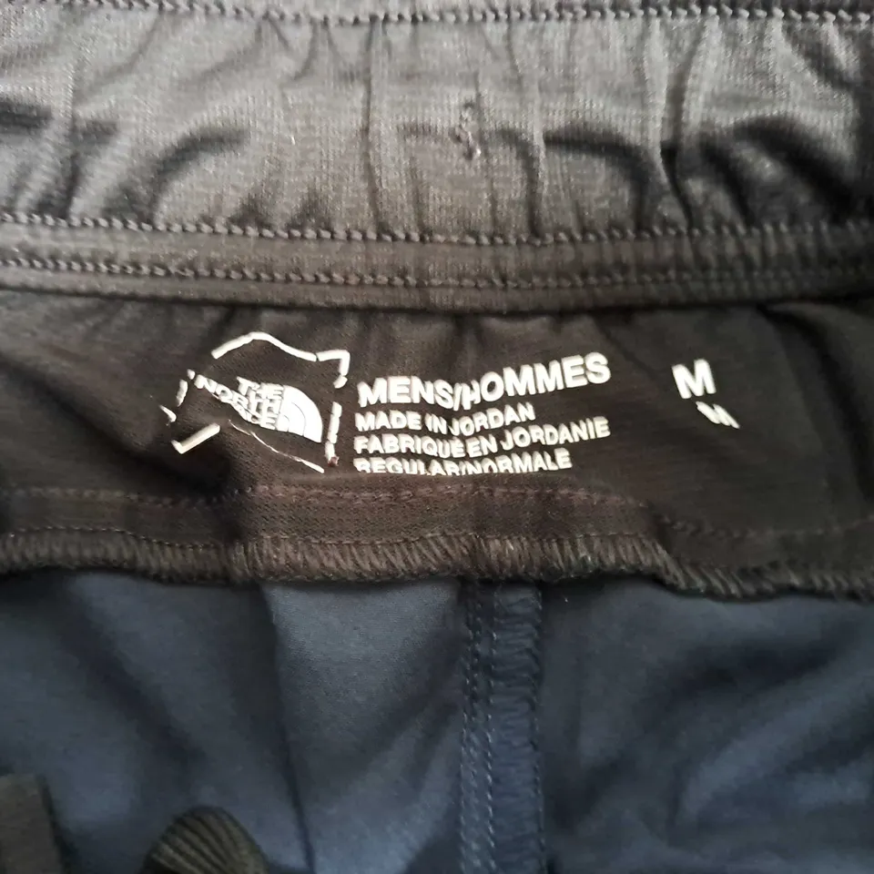 THE NORTH FACE MENS SHORTS IN NAVY - MEDIUM