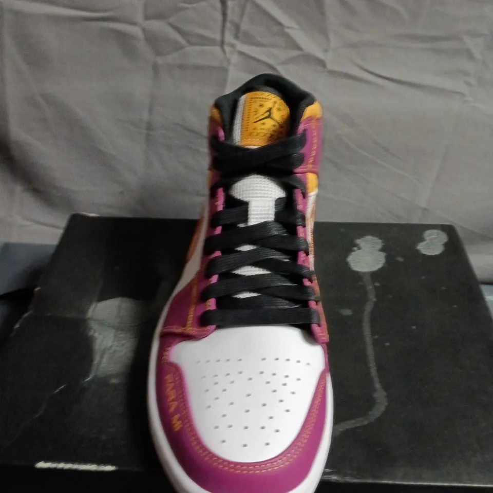 BOXED PAIR OF AIR JORDAN 1 MID PARA MI SNEAKERS – UK SIZE 7