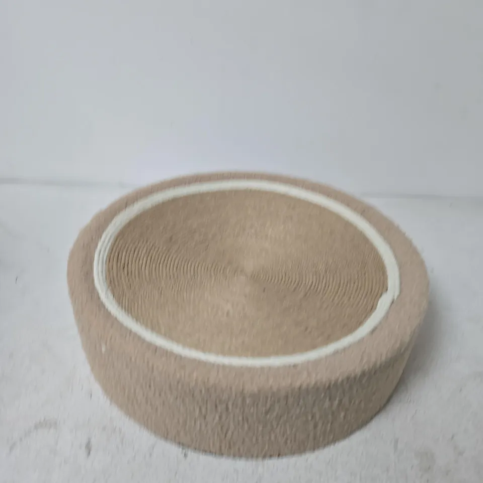 CAT SCRATCHING POST WITH ROUND BOWL