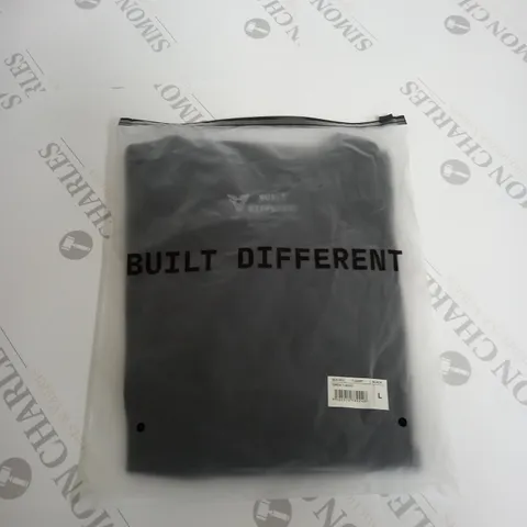 BAGGED BUILT DIFFERENT CREW NECK T-SHIRT SIZE L
