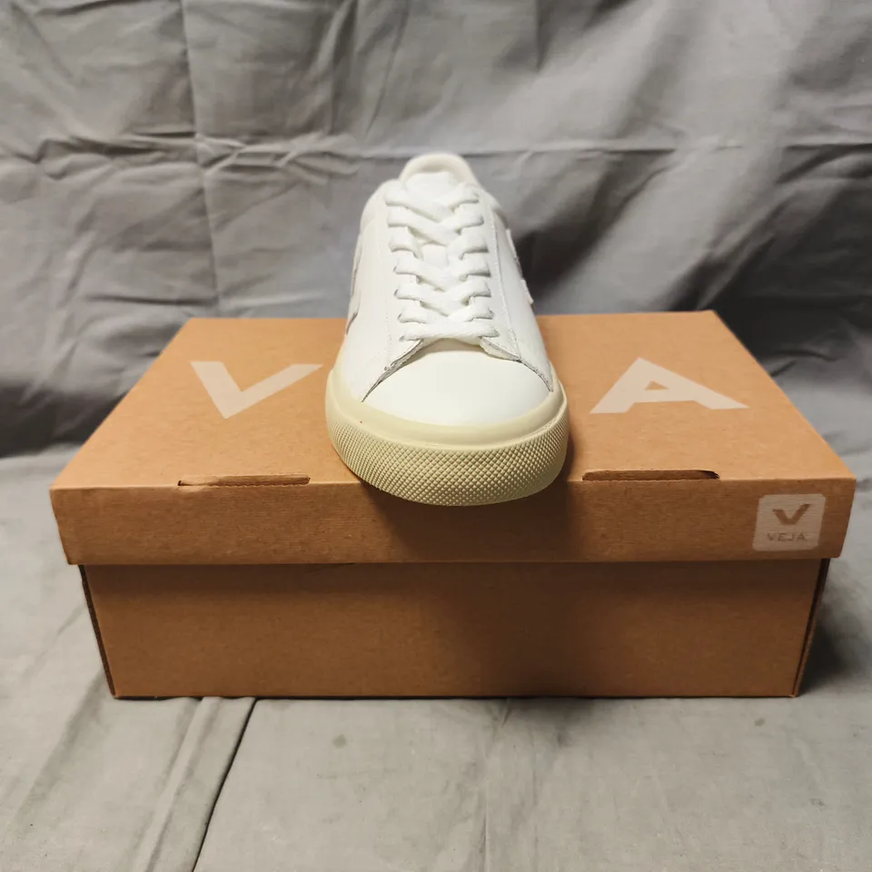 BOXED PAIR OF VEJA TRAINERS IN WHITE SIZE UK 4