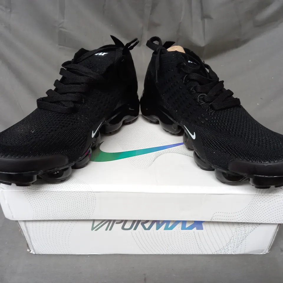 BOXED PAIR OF NIKE AIR VAPORMAX FLYKNIT SHOES IN BLACK UK SIZE 7.5