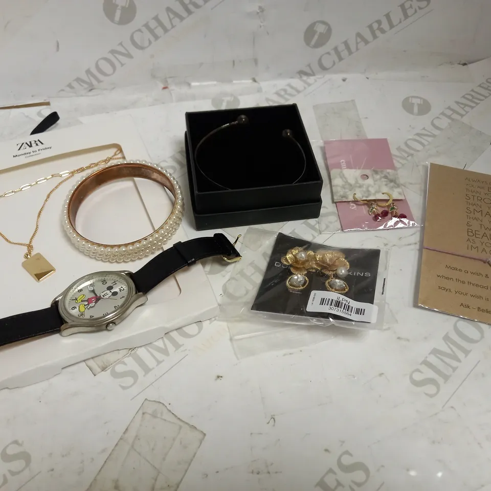 LOT OF APPROXIMATELY 20 JEWELLERY ITEMS, TO INCLUDE EARRINGS, NECKLACES, ETC