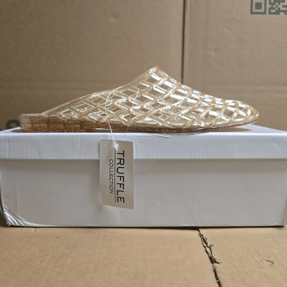 BOXED PAIR OF TRUFFLE COLLECTION DIYA WOMEN'S JELLY MULE SANDALS IN PEACH GLITTER SIZE 8