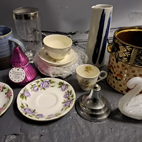 LOT OF ASSORTED HOUSEHOLD ITEMS TO INCLUDE SAUCERS, CUPS AND ORNAMENTS