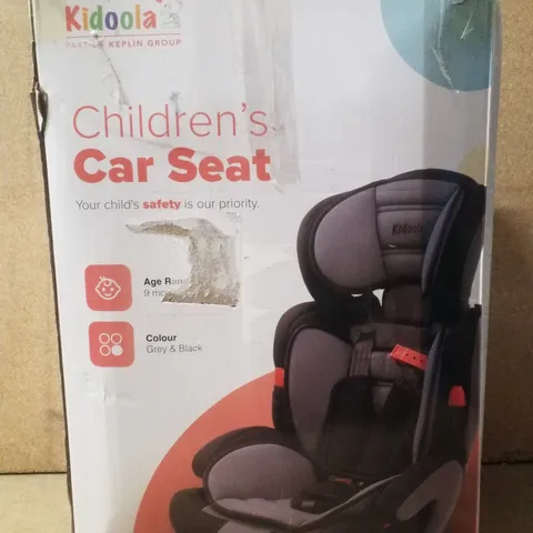 BOXED KIDOOLA CHILDRENS CAR SEAT - GREY & BLACK