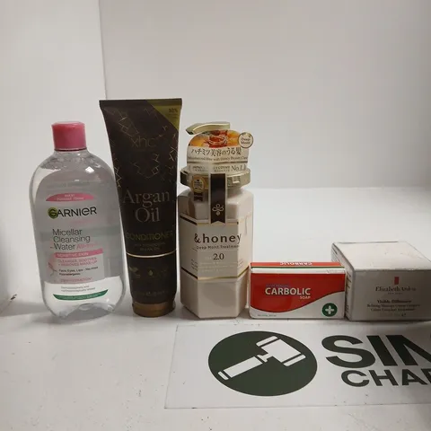 TOTE OF APPROXIMATELY 10 ASSORTED BEAUTY PRODUCTS INCLUDING XHC ARGAN OIL CONDITIONER, THE BEAUTY GROUP VITAMIN BABE SETTING POWDER AND PALMOLIVE SENSITIVE HAND WASH