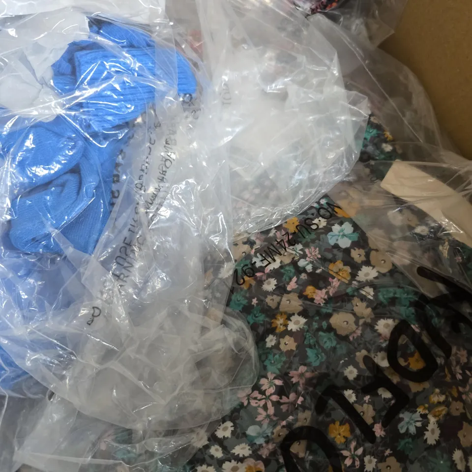 APPROX 20 ASSORTED ITEMS OF CLOTHING IN VARIOUS SIZES TO INCLUDE TOPS, JUMPERS, DRESSES, ETC