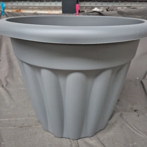 LARGE PLASTIC GARDEN PLANTER IN GREY 