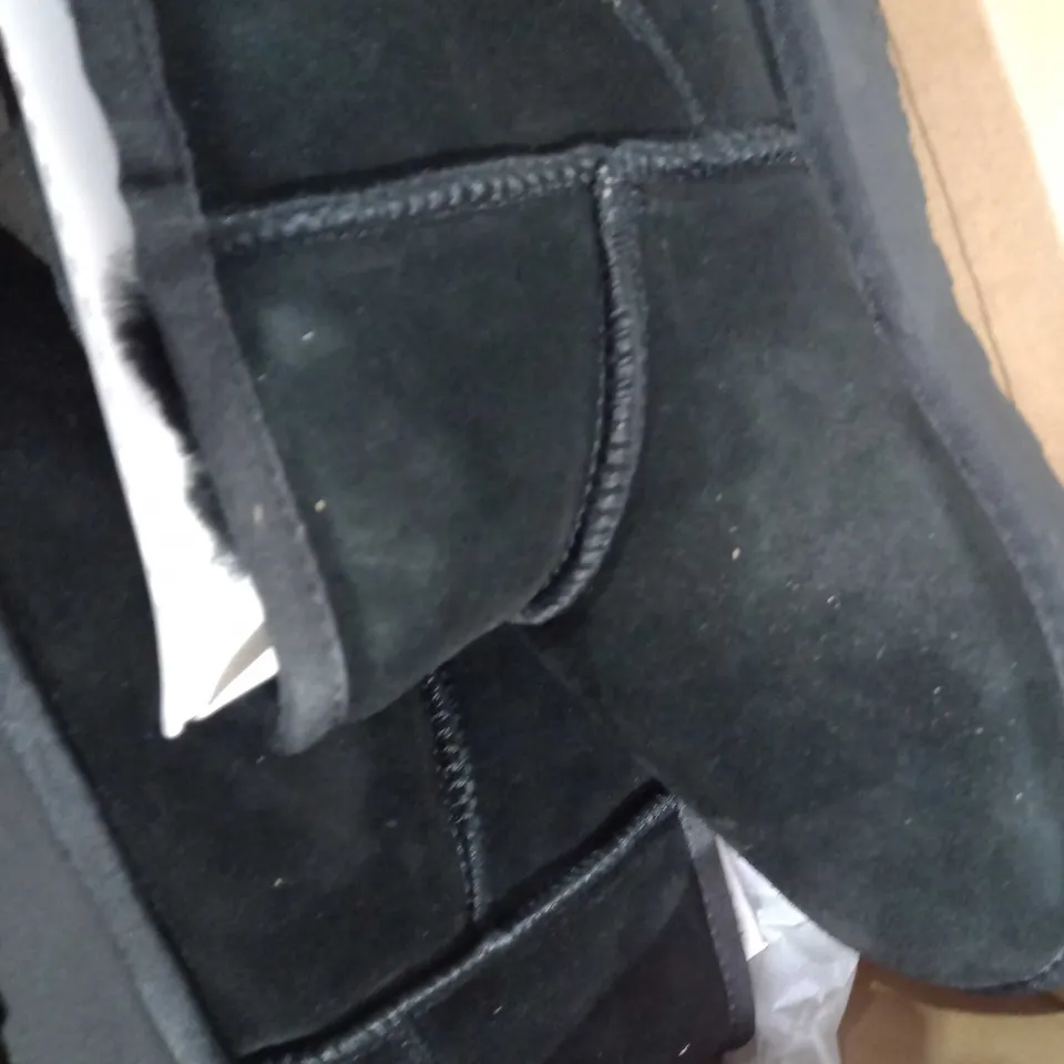 BOXED AUS WOOLI UGG UNISEX SHORT SHEEPSKIN ANKLE BOOTS, BLACK - SIZE 5