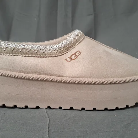 BOXED PAIR OF UGG PLATFORM SHOES IN BEIGE EU SIZE 40