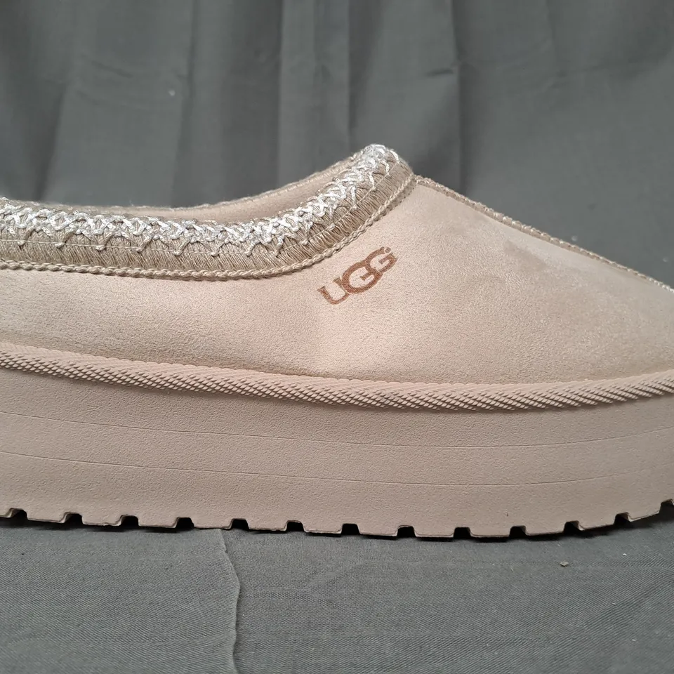 BOXED PAIR OF UGG PLATFORM SHOES IN BEIGE EU SIZE 40