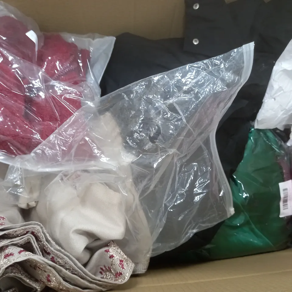 BOX OF APPROXIMATELY 25 ASSORTED CLOTHING ITEMS TO INCUDE - SOCKS , JUMPERS , T-SHIRTS , TROUSERS,ECT 