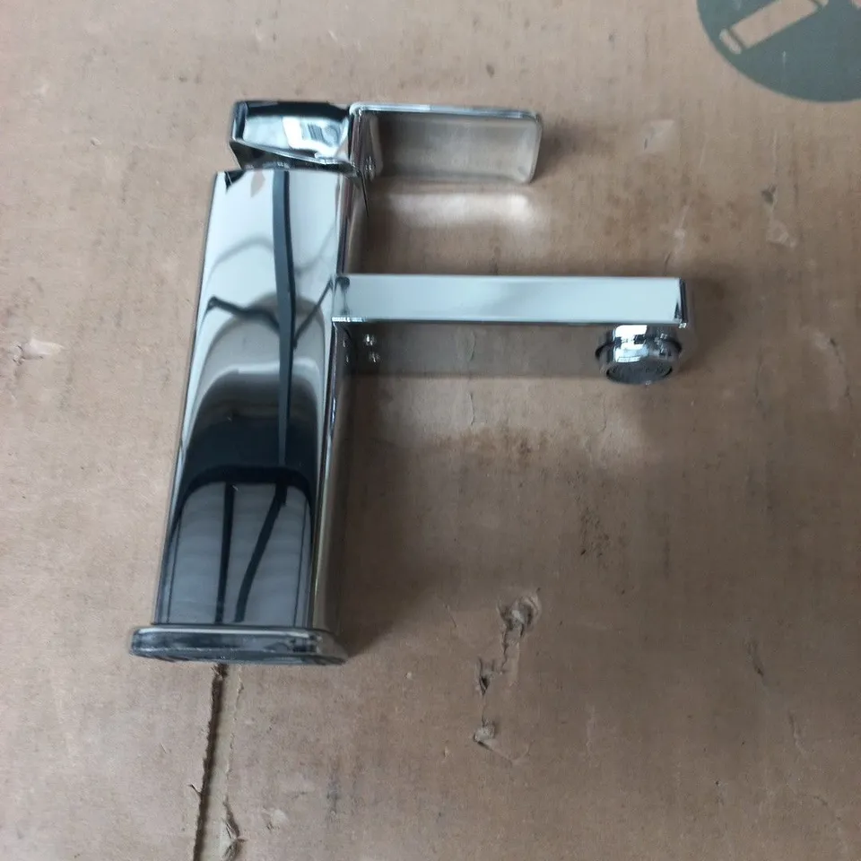 TOTE OF APPROXIMATELY 15 ASSORTED ITEMS TO INCLUDE: TAP FITTING 