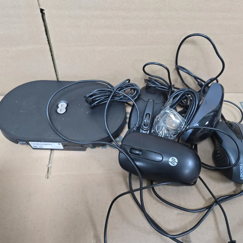 APPROXIMATELY 10 ASSORTED ELECTRICAL ITEMS TO INCLUDE EE HUB, HP MOUSE, TECKNET MOUSE, ETC