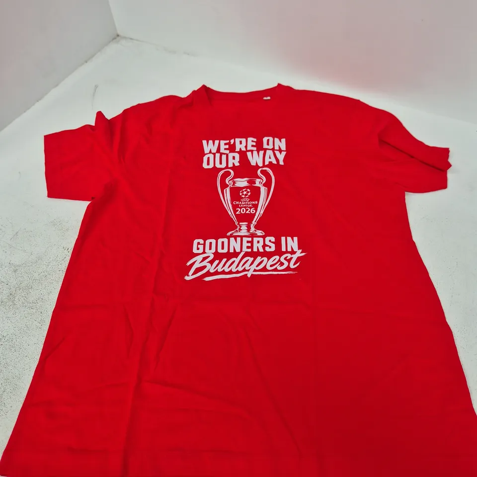 UK L RED T-SHIRT WITH CHAMPIONS LEAGUE TROPHY PRINT – GOONERS IN BUDAPEST DESIGN