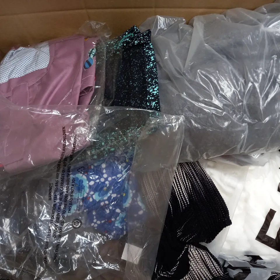 BOX OF APPROXIMATELY 25 ASSORTED CLOTHING ITEMS TO INCLUDE - SOCKS , BAG , PANTS ETC