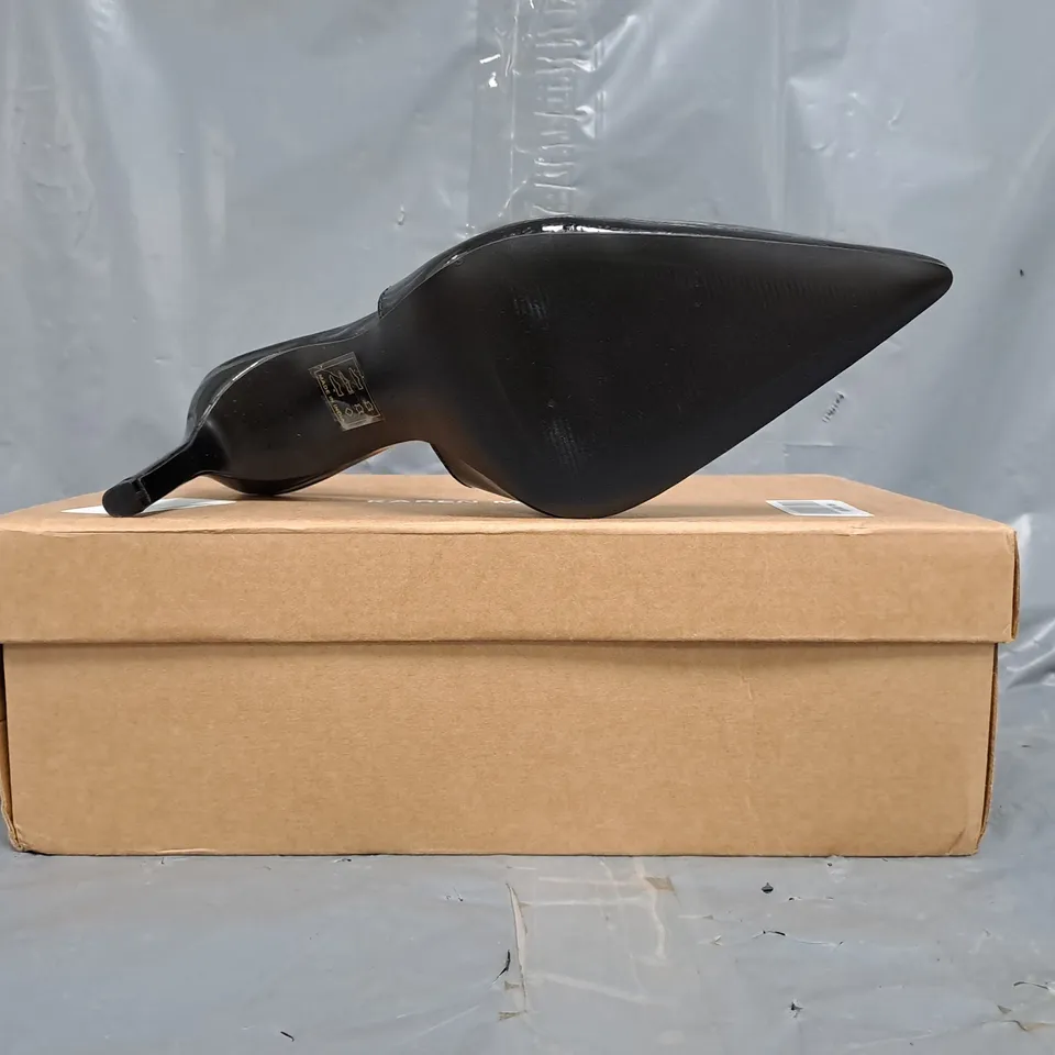 BOXED PAIR OF KAREN MILLEN POINTED TOE STILETTO HEEL SHOES IN BLACK SIZE EU 41