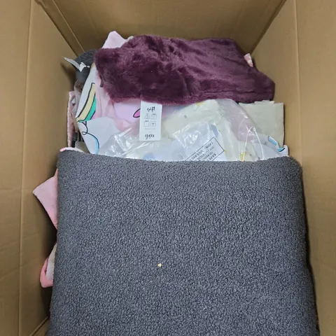 LARGE BOX OF APPROXIMATELY 10 ASSORTED ITEMS TO INCLUDE CUSHIONS, FITTED SHEETS AND DUVET SETS