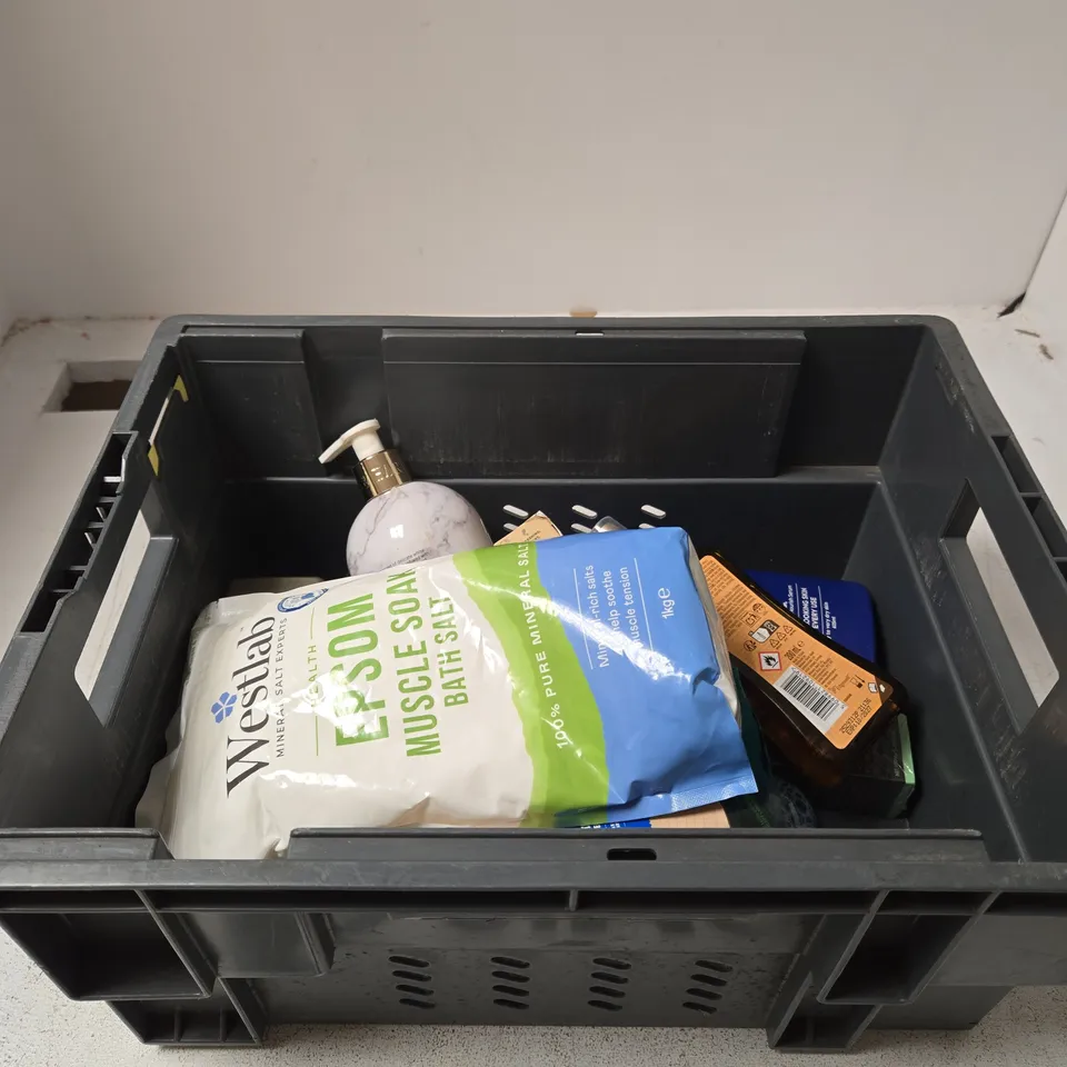 TOTE OF APPROXIMATELY 15 ASSORTED BEAUTY PRODUCTS INCLUDING WESTLAB BATH SALT, DR SQUATCH NATURAL SOAP AND BAYLIS & HARDING HAND WASH