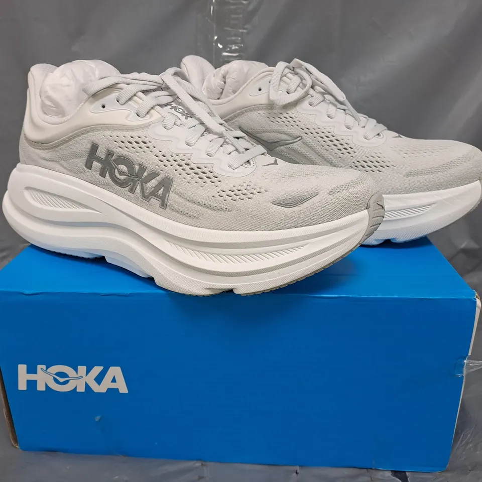 BOXED PAIR OF HOKA BONDI 9 SHOES IN LIGHT GREY SIZE UK SIZE 7