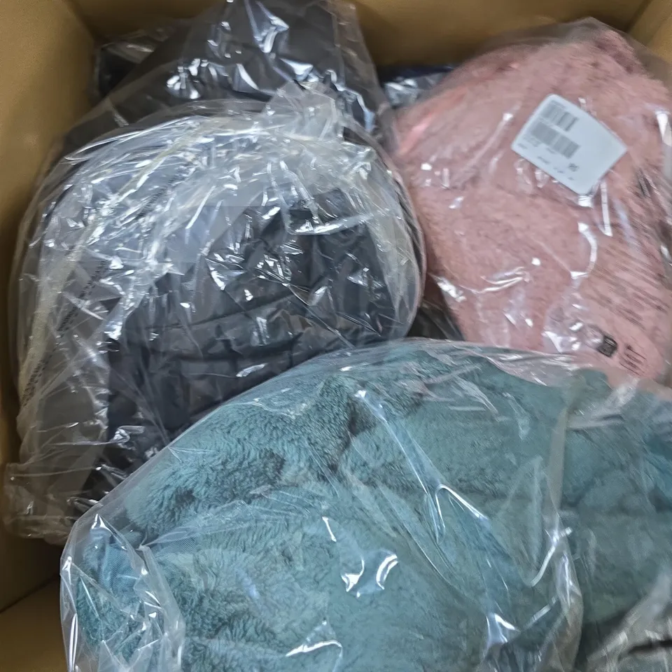 APPROXIMATELY 10 ASSORTED CLOTHING PRODUCTS IN VARIOUS STYLES & SIZES 