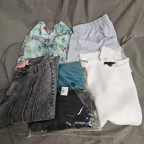 BOX OF APPROXIMATELY 20 ASSORTED CLOTHING ITEMS TO INCLUDE DRESS, JEANS, SHORTS, ETC